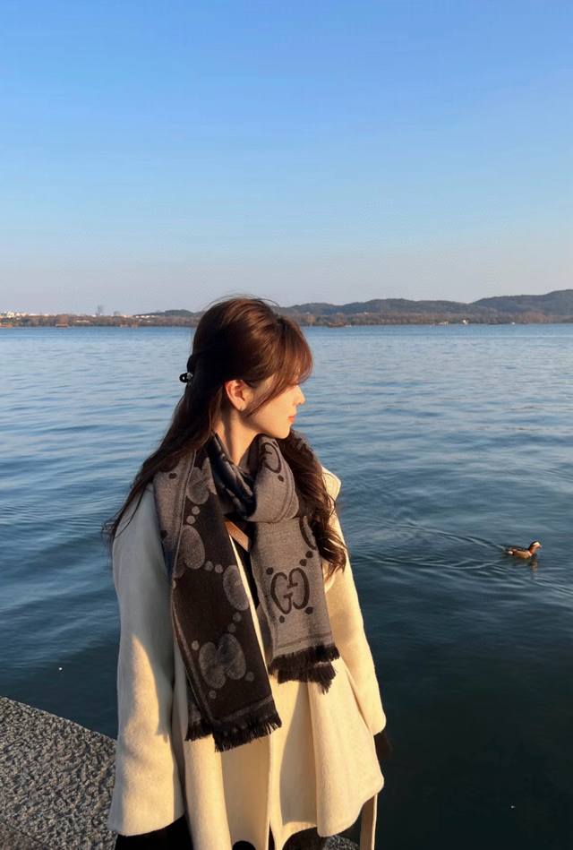 Gucci worsted jacquard double-faced wool! Available simultaneously on the offici