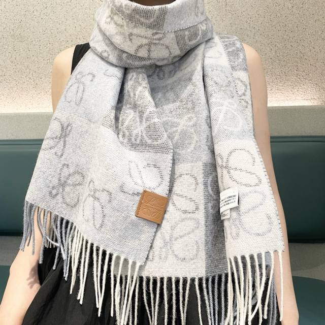 Top-quality unisex Loewe Lw striped long scarf. I was lucky enough to get my han