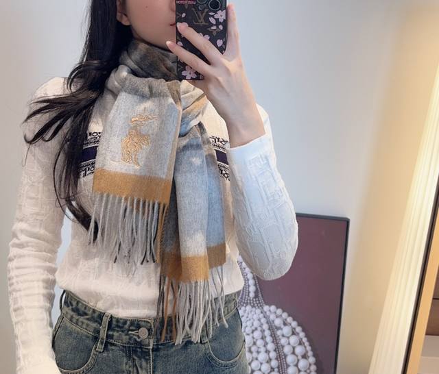 This Burberry reversible scarf is absolutely gorgeous! It's so stylish and charm