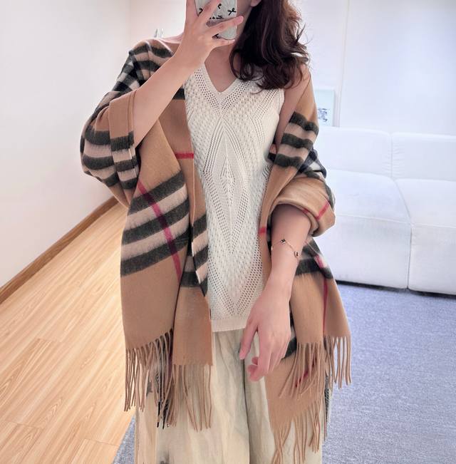 Burberry classic check, a timeless design. This BBR equestrian embroidered class