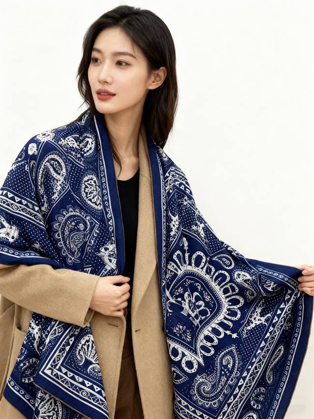 Double-sided, same-color silk and wool cashmere scarf from H brand. Everyone who