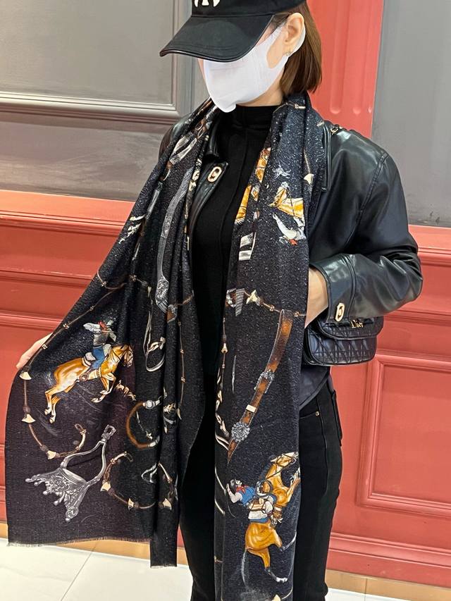 This new, luminous scarf is highly recommended! It boasts top-notch craftsmanshi