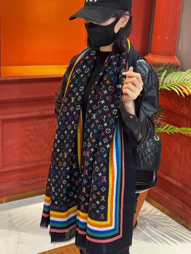 The hottest Murakami Takashi tricolor cashmere long scarf of 2025 is now availab