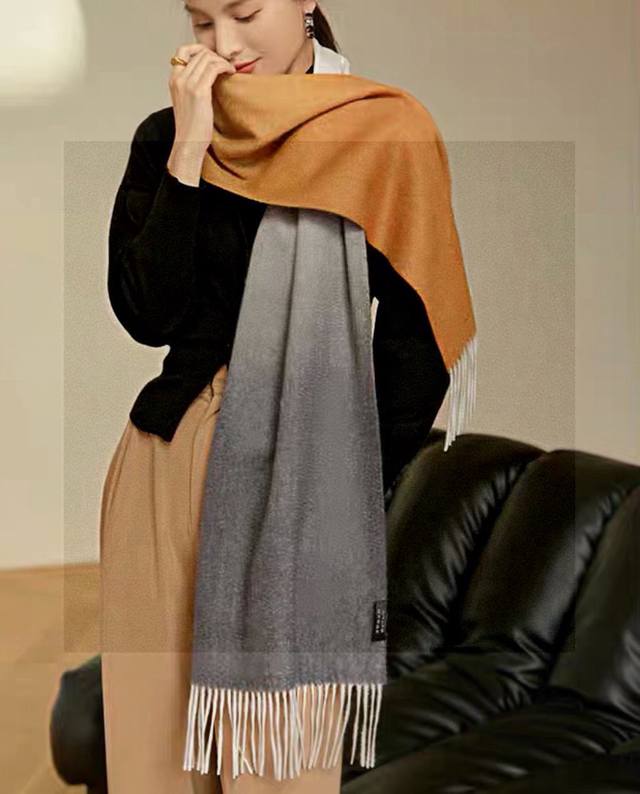 So beautiful! This Hermes couple's scarf is gorgeous, I'll scream! The latest st