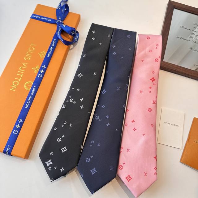 Louis Vuitton classic tie, a must-have for men, super stylish! High-end quality,