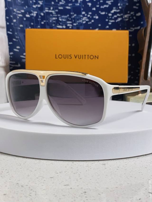 Lv Louis Vuitton oversized sunglasses. The classic square frame design suits all