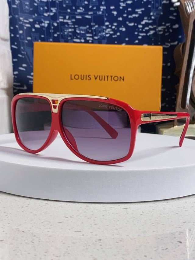Lv Louis Vuitton oversized sunglasses. The classic square frame design suits all