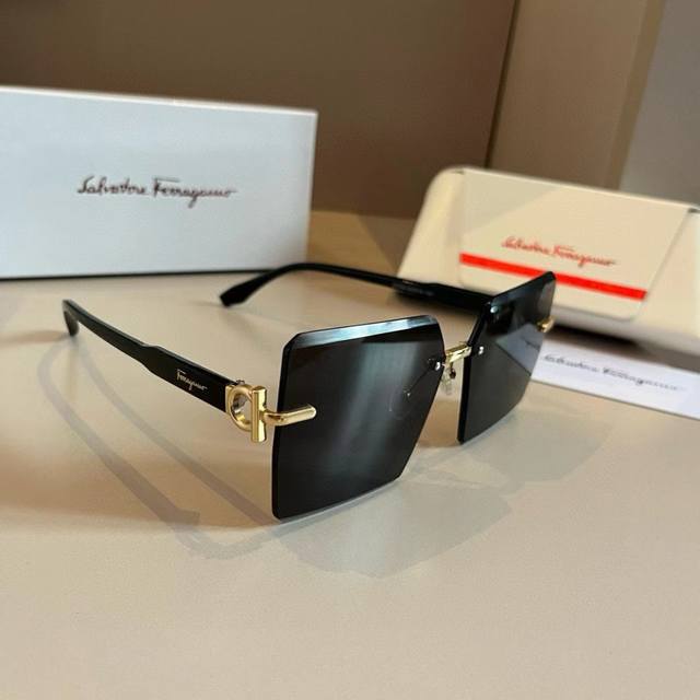 Ferragamo New European and American Style Unique Sunglasses Women's UV Protectio