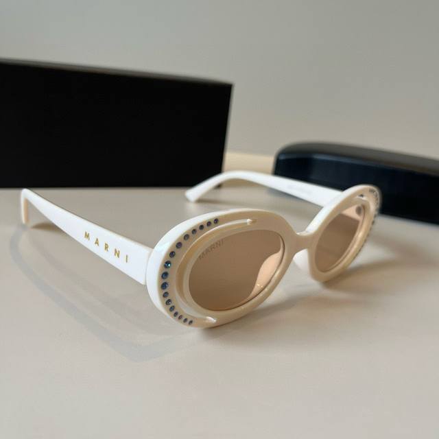 Trendy unisex sunglasses, exuding a high-end vibe. A perfect blend of American c