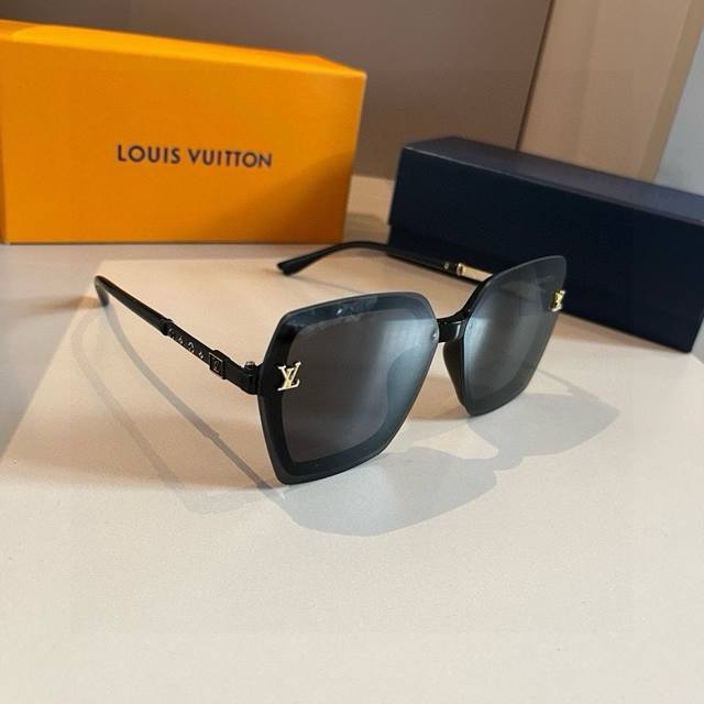 Louis Vuitton sunglasses, the same style worn by many celebrities; Chanel new la