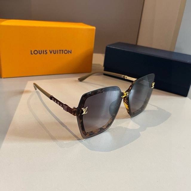 Louis Vuitton sunglasses, the same style worn by many celebrities; Chanel new la