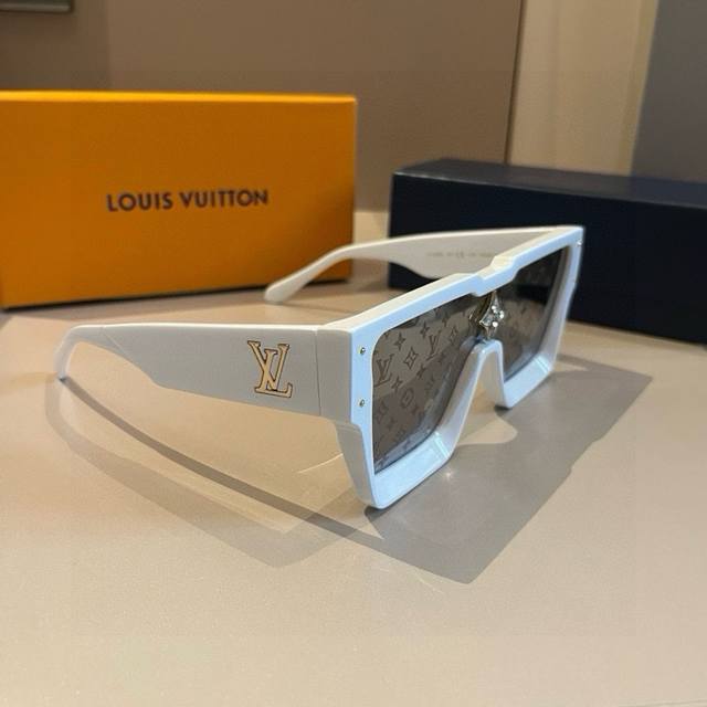 Louis Vuitton Cyclone series black-rimmed sunglasses, cool and stylish, unisex.