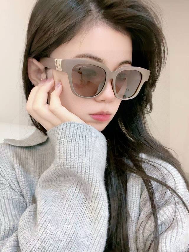 Tr Polarized Series Lv Large Frame Sunglasses. Classic square frame design, flat