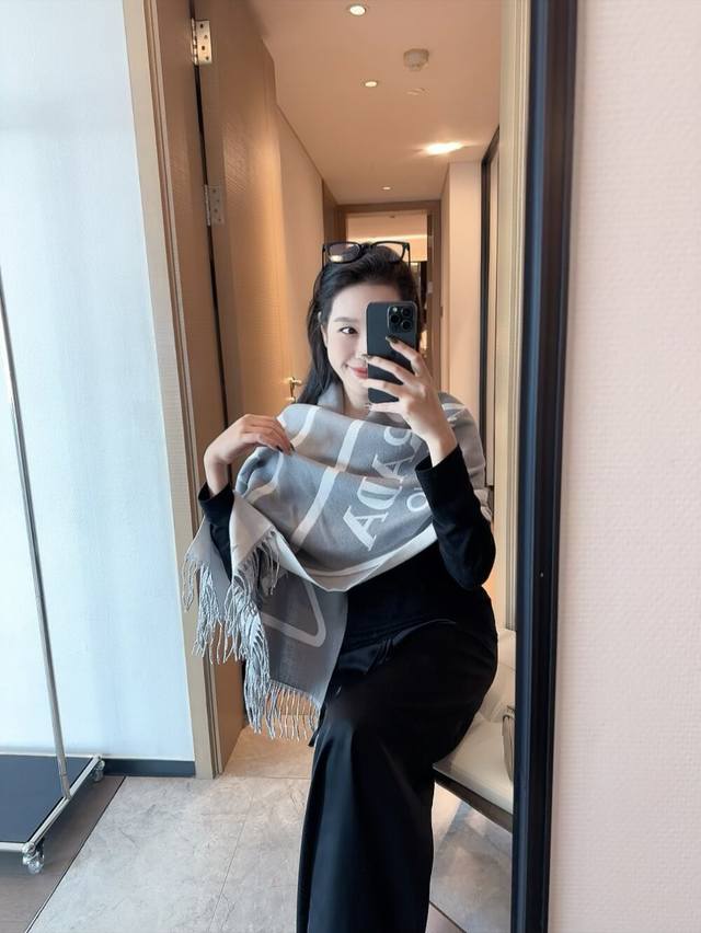 Prada official website latest wool scarf, original replica. Very soft and skin-f