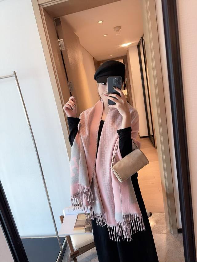 Hermes' highly recommended classic small check scarf, a best-selling item! Made