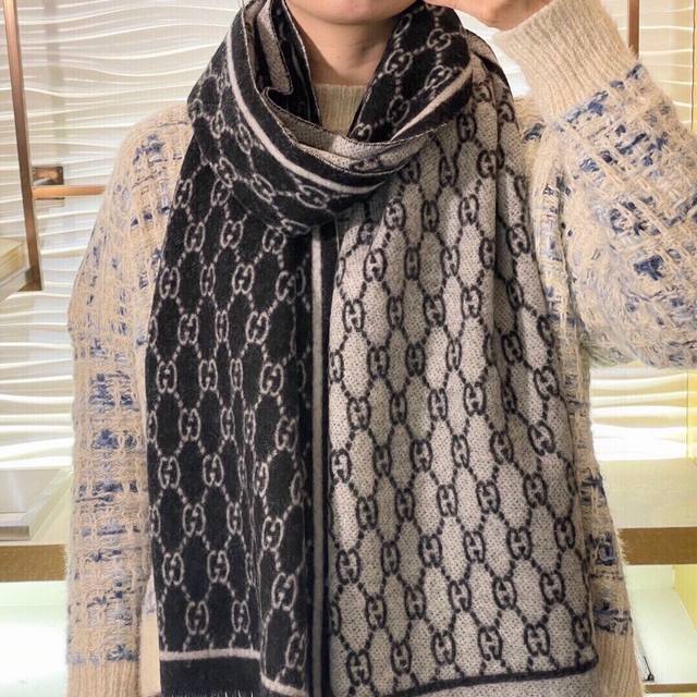 This classic Gucci double G jacquard reversible scarf is suitable for both men a