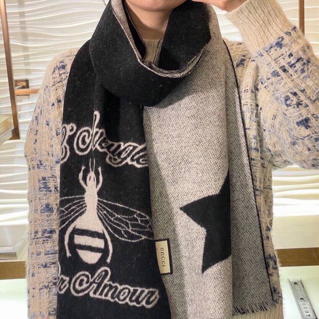 This classic Gucci double G jacquard reversible shawl is suitable for both men a