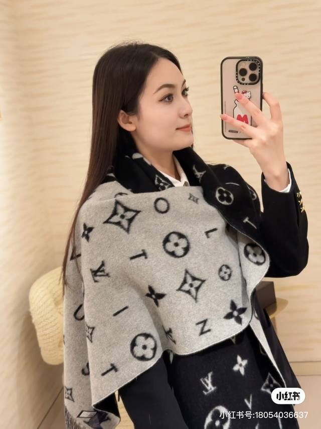 Reykjavik 2.0 scarf is made of soft cashmere featuring the Monogram floral patte