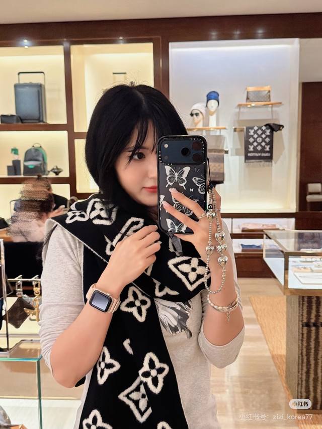 Absolutely stunning! So stylish and captivating! I have to admire LV's designers