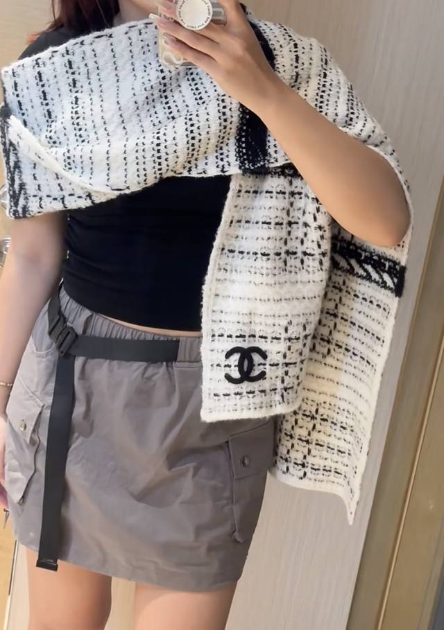 High-end Chanel new black and white color-blocked scarf, a delightful moment, ex