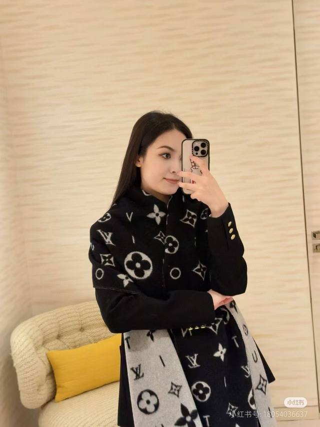 Reykjavik 2.0 scarf is made of soft cashmere featuring the Monogram floral patte