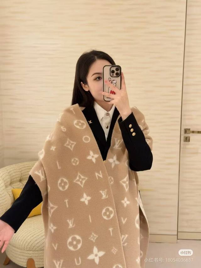 Reykjavik 2.0 scarf is made of soft cashmere featuring the Monogram floral patte