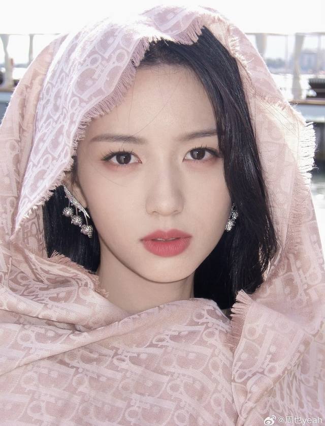 High-quality Dior shawl, a classic square scarf featuring the iconic Dior logo p