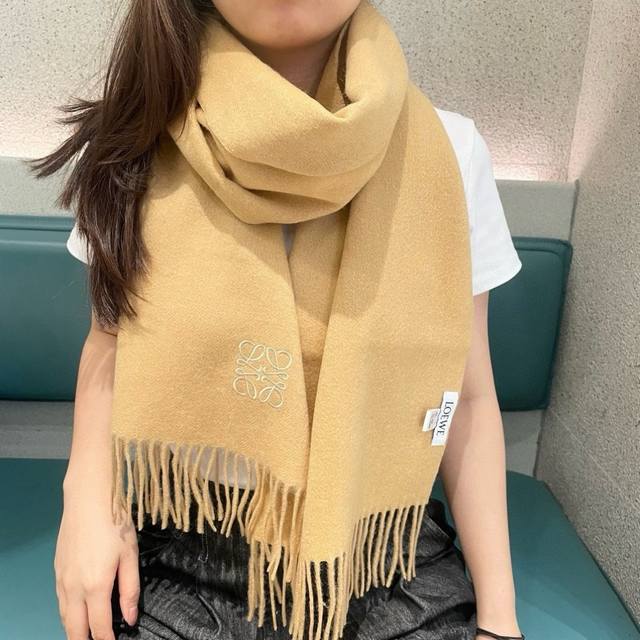 Top-quality original unisex Loewe scarf. I was lucky enough to get my hands on t