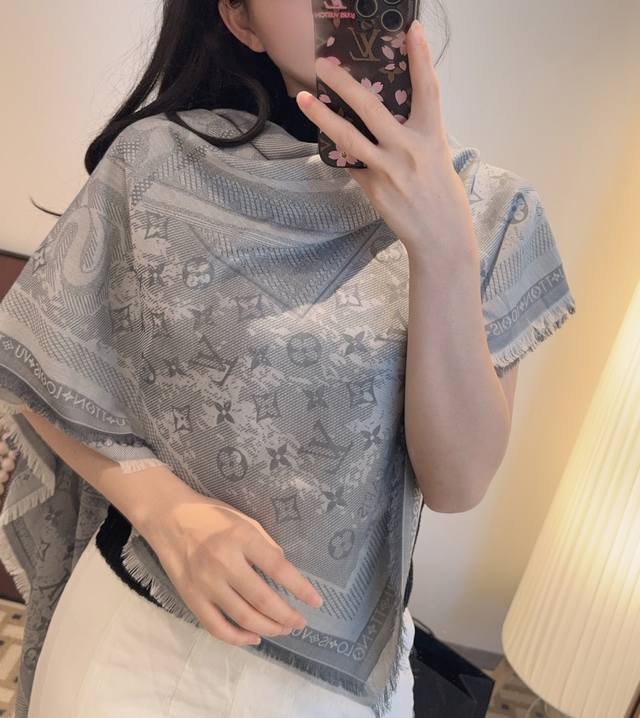 Denim Blue! This Louis Vuitton royal LV top-quality item is so good I can't slee