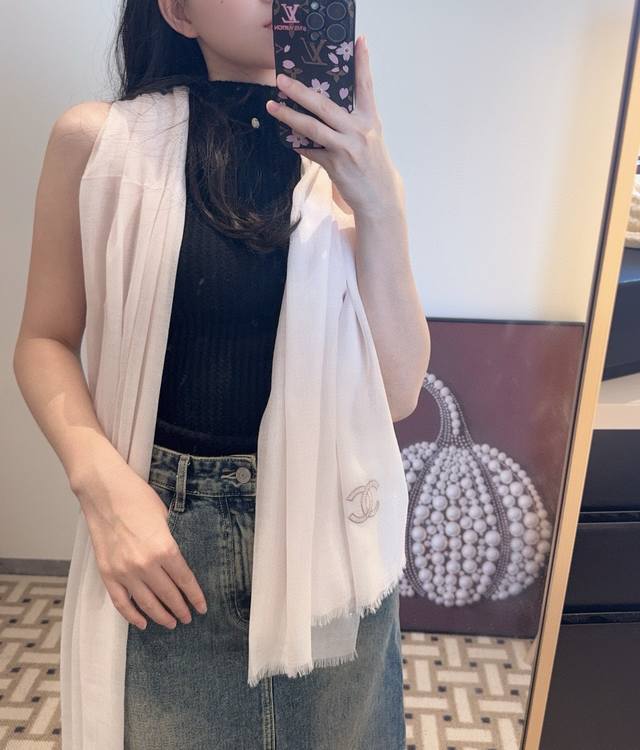 2025 Chanel sequined premium original item! Extremely gentle and beautiful color