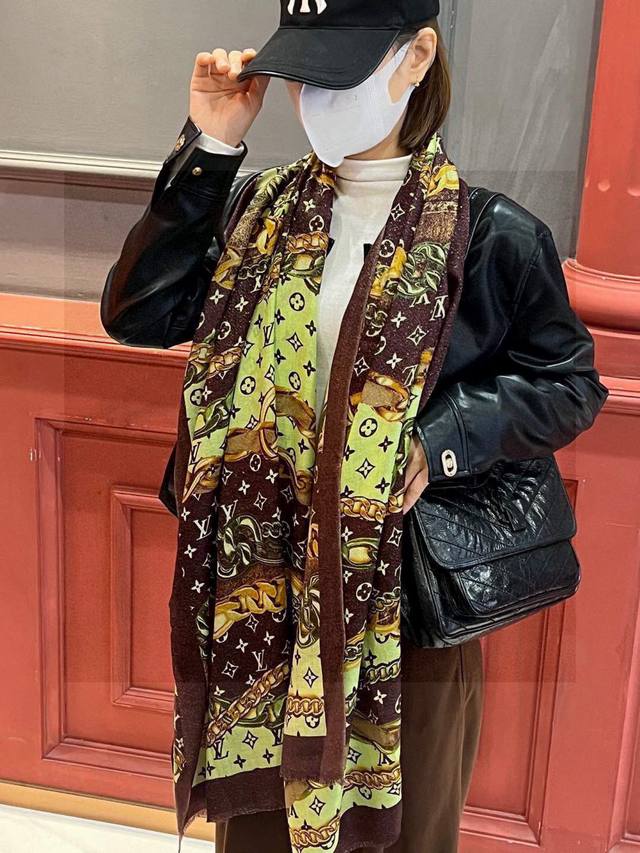 This glowing scarf is truly amazing! A Louis Vuitton chain-patterned silver-thre