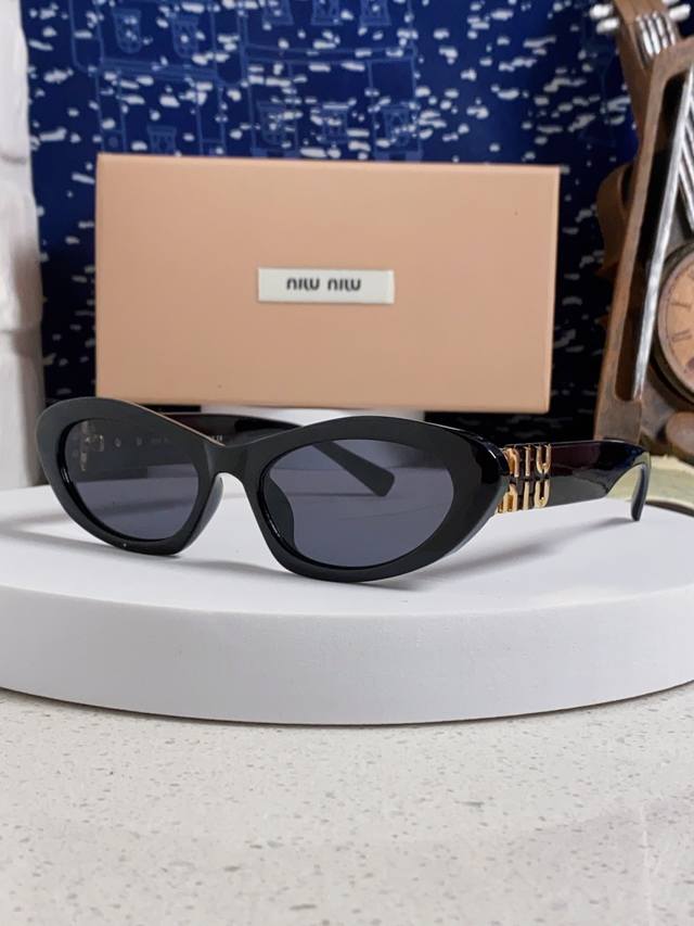 Miumiu cat-eye sunglasses, sweet and cool modern girls, look here! is totally na