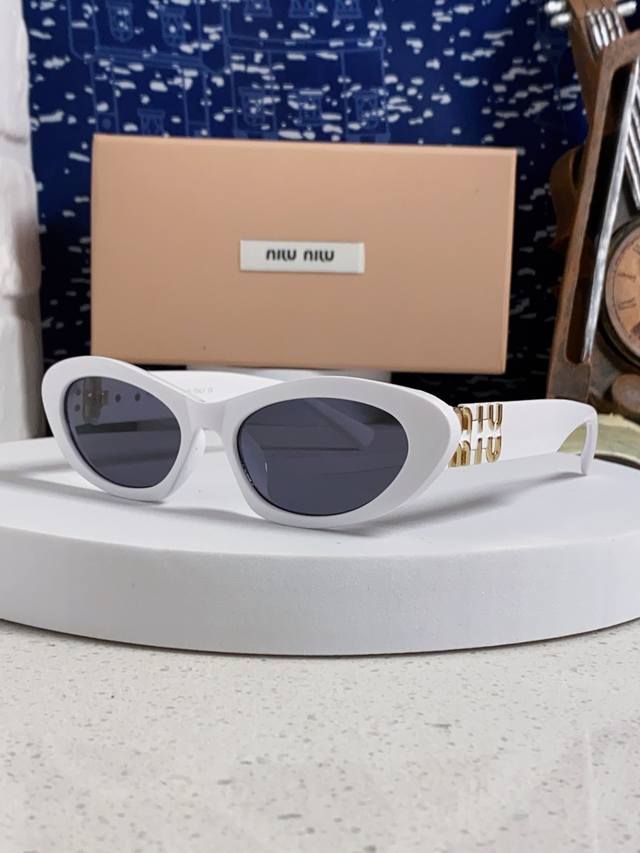 Miumiu cat-eye sunglasses, sweet and cool modern girls, look here! is totally na