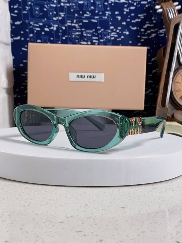 Miumiu cat-eye sunglasses, sweet and cool modern girls, look here! is totally na