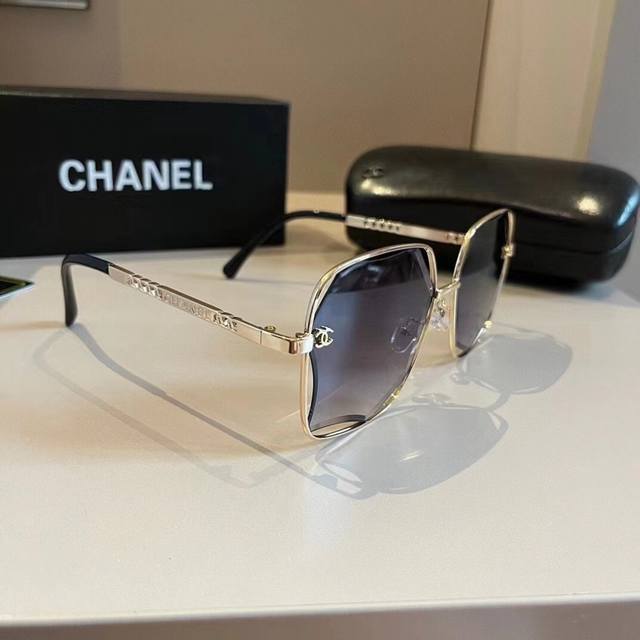 Chanel sunglasses, round-faced beauties, look here! Super flattering for chubby