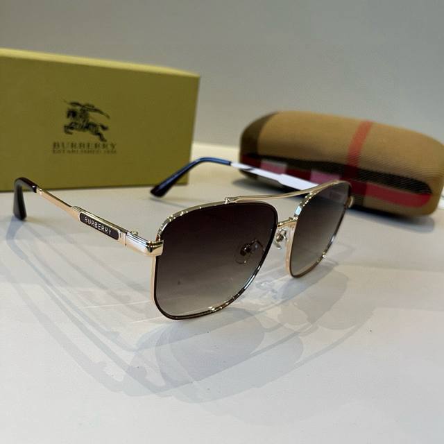 Burberry, a world-class master craftsman. High-end, trendy, versatile, and styli