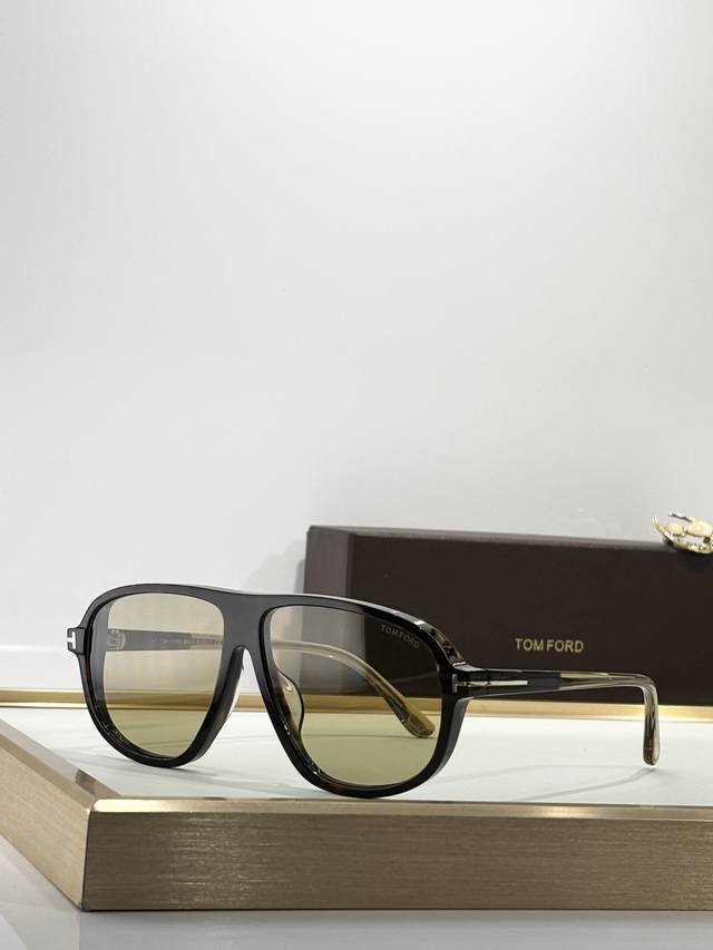 Tomford Mod: Guillaume Ft1208 Size: 61-12-140 Classic frame with the iconic infi