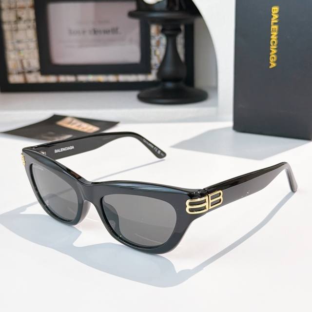 Balenciag* Model: Bb0430S Size: 54 ports 19-140 Ddd