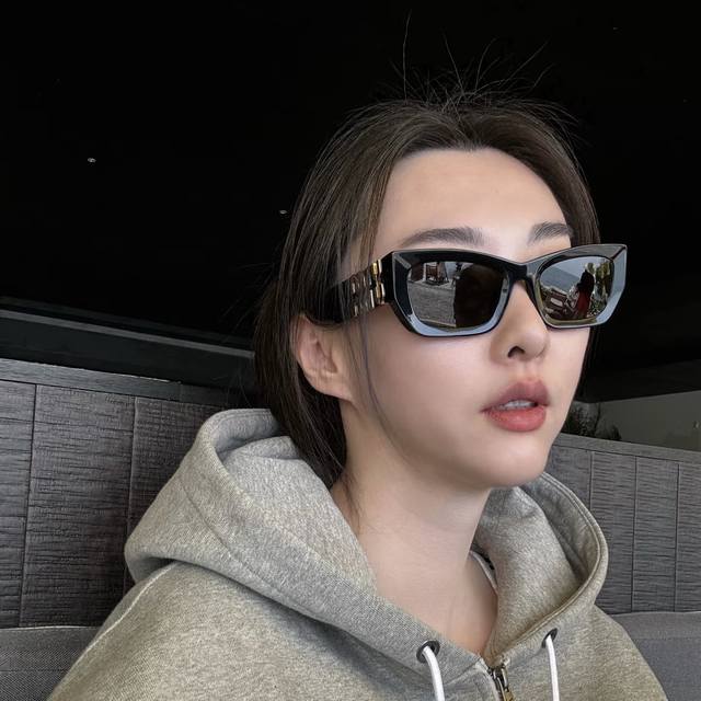 Miumi* New sunglasses, Mod: Smu 09W, Size: 53 (22-135) Original high-quality Ddd