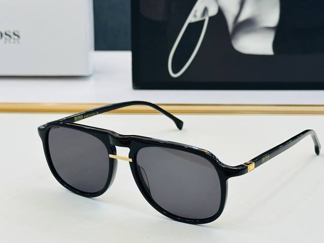 Boss1435 S Size: 54cm (17-145cm) Classic and timeless frame, flattering for all