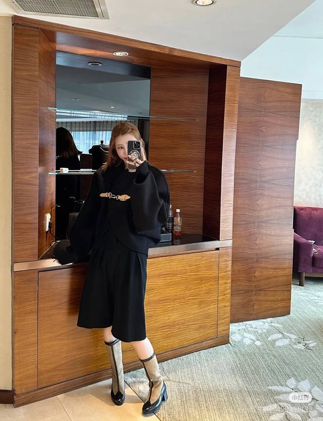 L Batwing Sleeve Cape Old-money style design, heavy chunky knit, stand collar ca