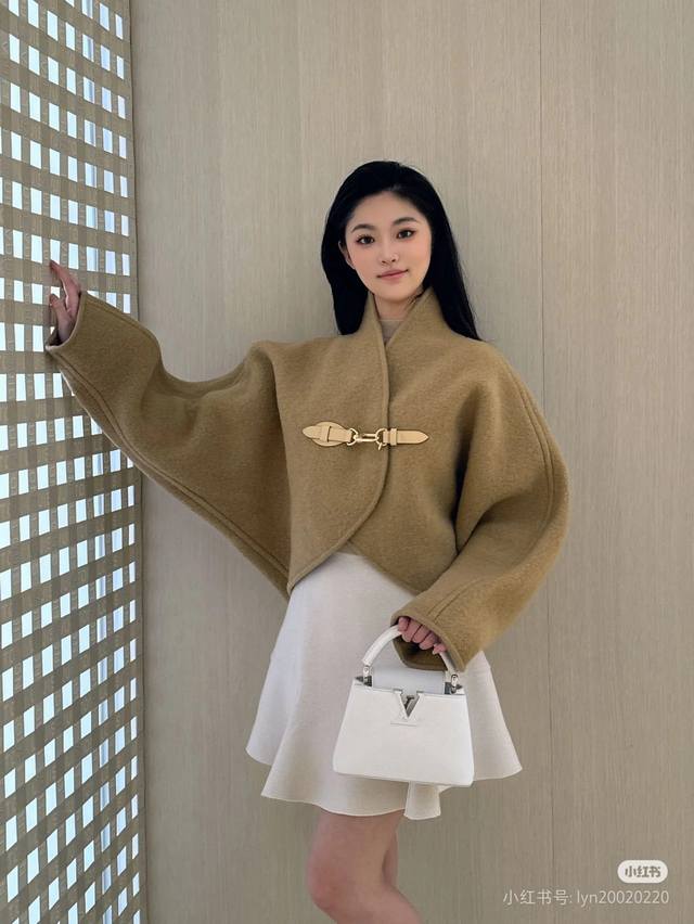 L Batwing Sleeve Cape Old-money style design, heavy chunky knit, stand collar ca