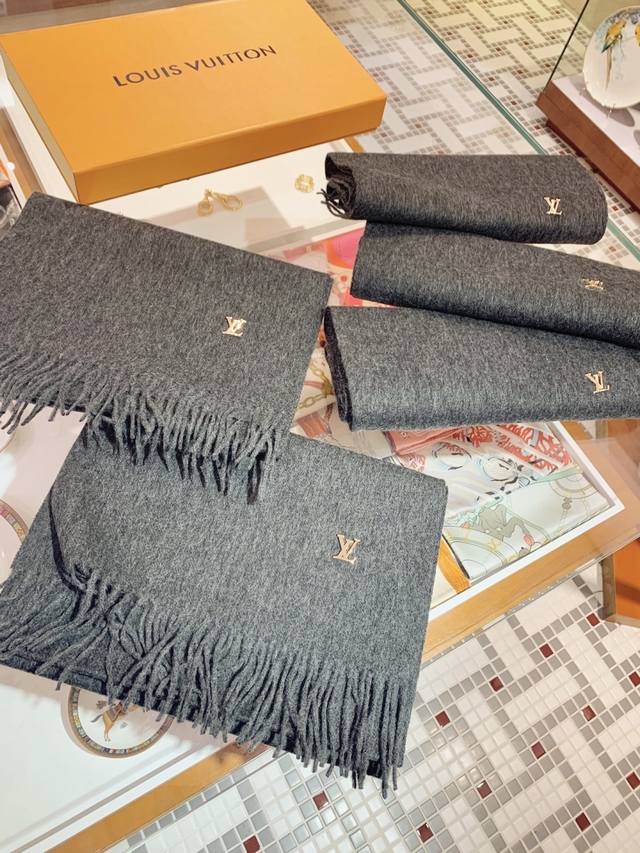 Highly recommend this high-end men's scarf! An absolutely amazing men's cashmere