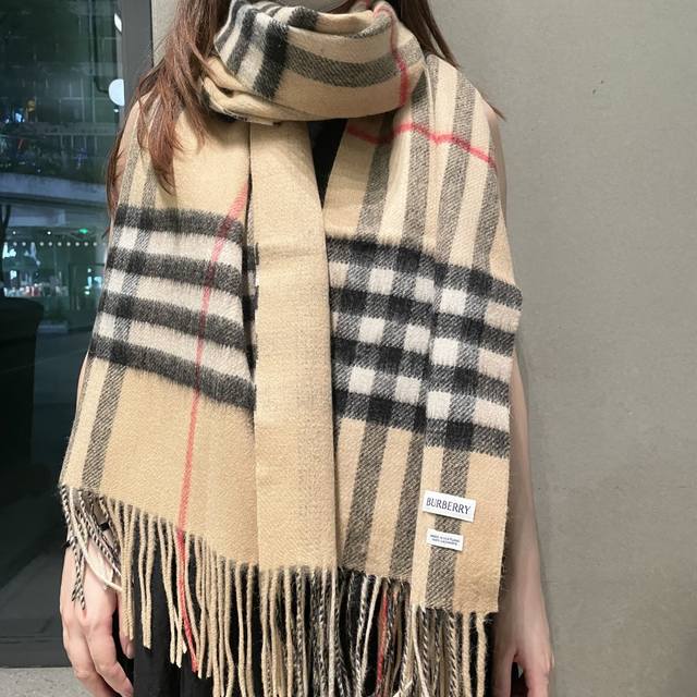 Burberry classic plaid, a timeless design. This BBR classic small plaid double-s