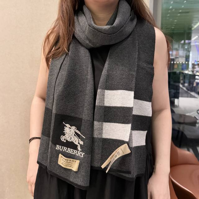 Burberry premium cashmere knit scarf! Suitable for both formal and casual occasi