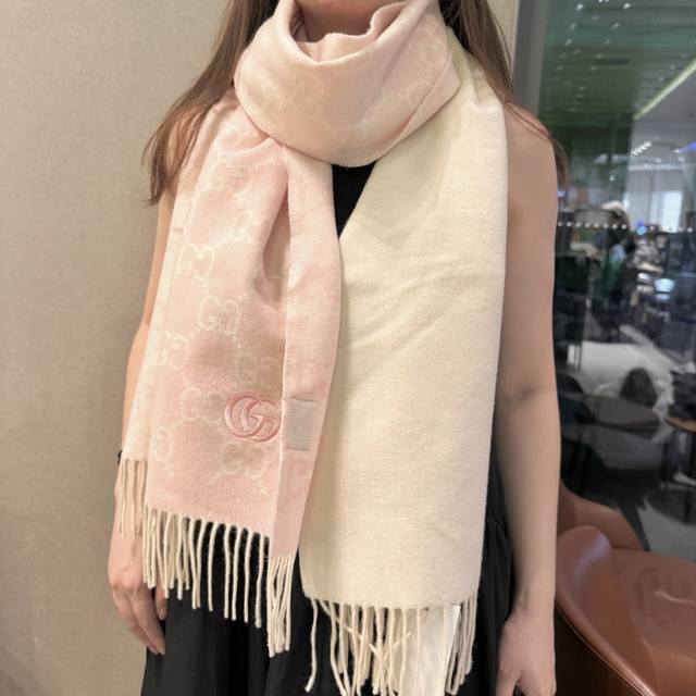 High-quality reversible scarf with a gradient design! The Gg logo, a quintessent