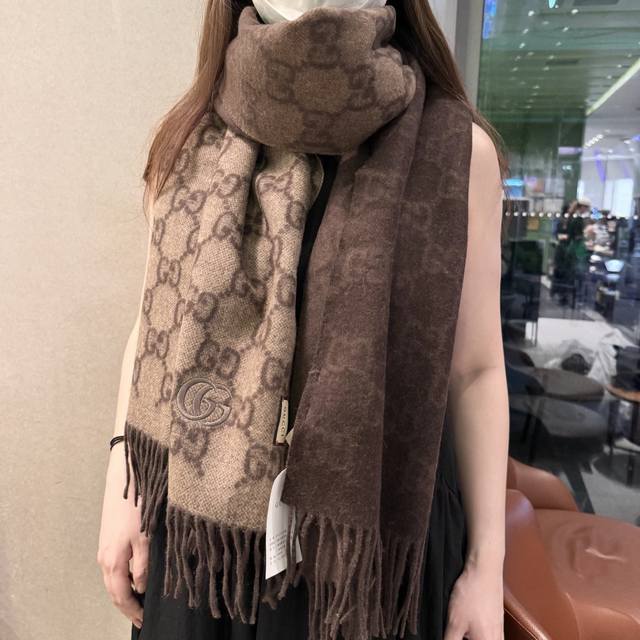 High-quality reversible scarf! The latest double-sided gradient design. The Gg l