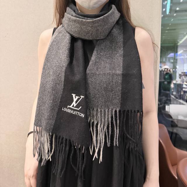 The LV style exudes masculine charm. The classic, generous fabric is made from c