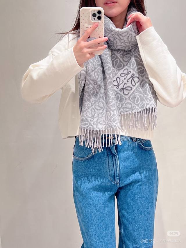 Wow! Loewe's new scarf is so hot! The upgraded checkerboard pattern is so exquis