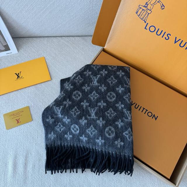 LV men's scarf - absolutely gorgeous! So stylish and charming, a very sophistica